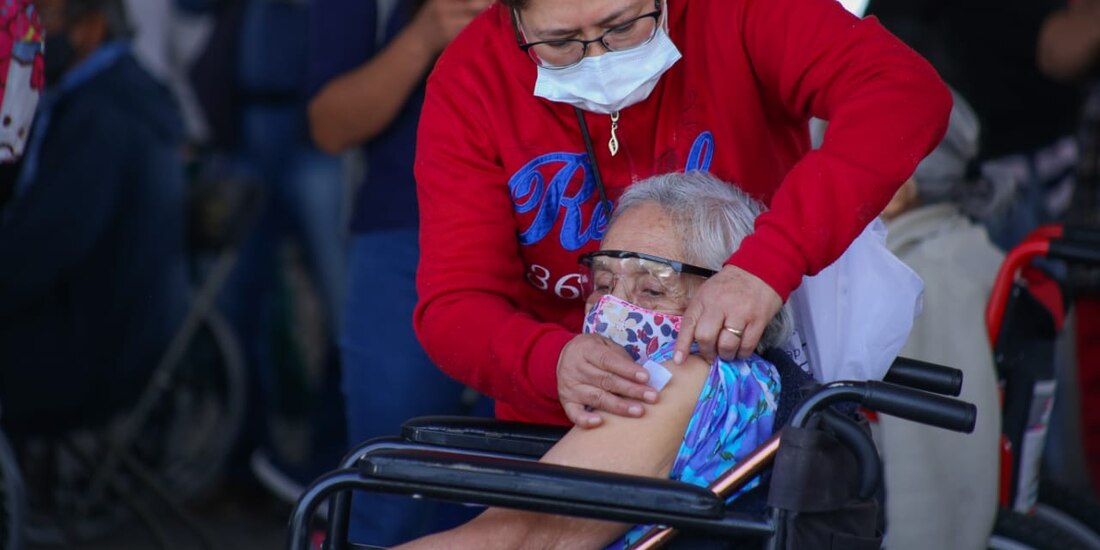Salud reporta 5.1 millones de adultos mayores vacunados contra COVID-19; sólo 4% tiene esquema completo