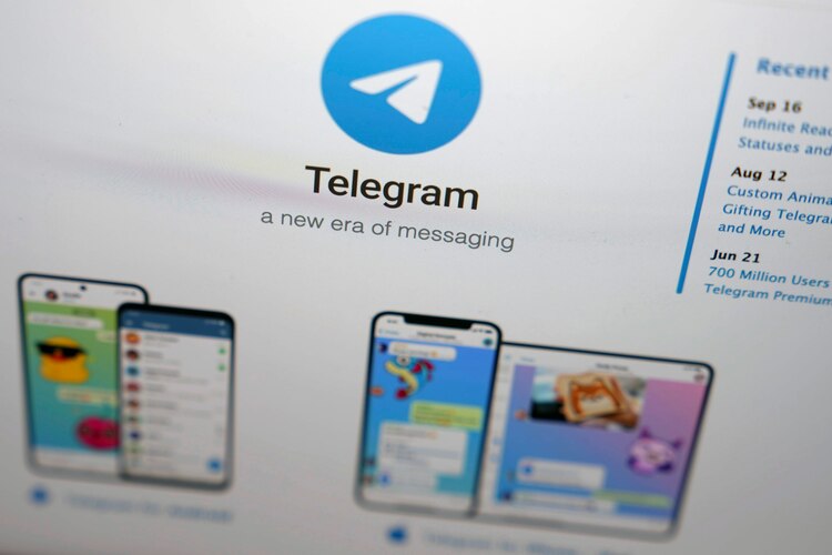 El sitio web de la aplicación de mensajería Telegram en una pantalla de una computadora.