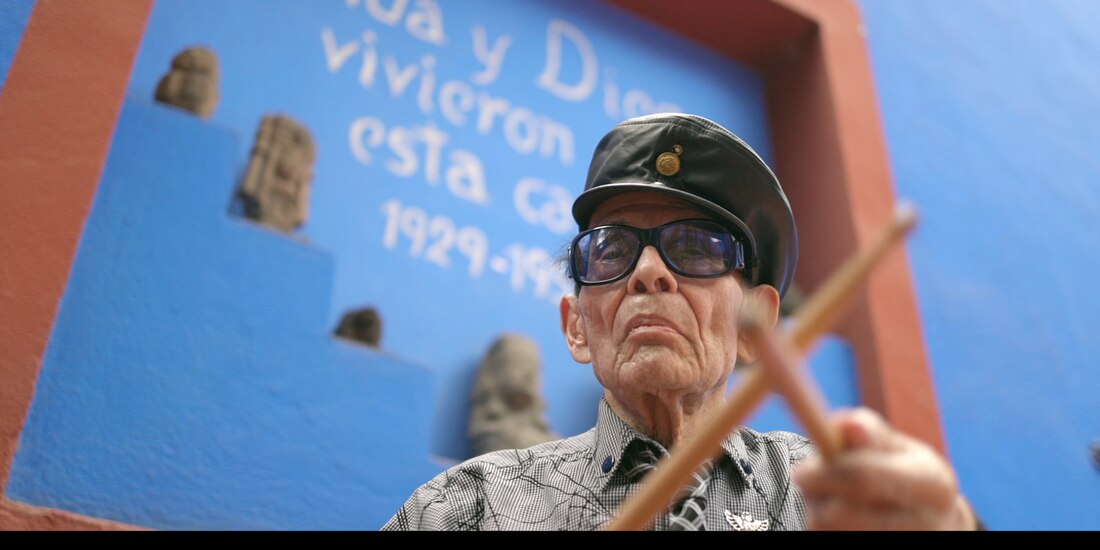 Tino Contreras durante el concierto que ofreció desde el Museo Frida Kahlo, en abril pasado.
