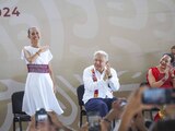 Claudia Sheinbaum, presidenta electa de México, y Andrés Manuel López Obrador, presidente de México, encabezaron la entrega de escrituras a vecinos de la colonia Colosio de Playa del Carmen.