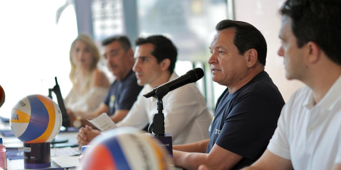 El gobernador Joaquín Díaz Mena presenta los detalles del Tour Mundial de Voleibol de Playa Challenge 2025 en rueda de prensa en Progreso, Yucatán.