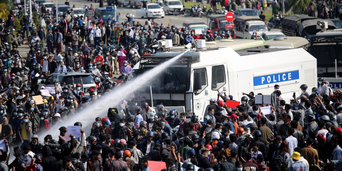 Militares intentan dispersar a chorros de agua a manifestantes, ayer.