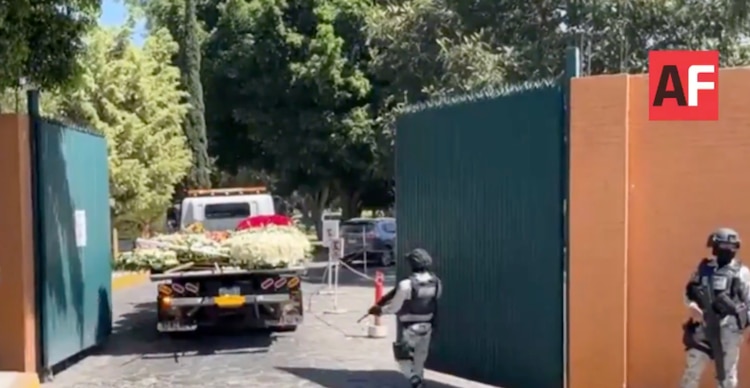 Coronas de flores llegando al cementerio Recinto de la Paz