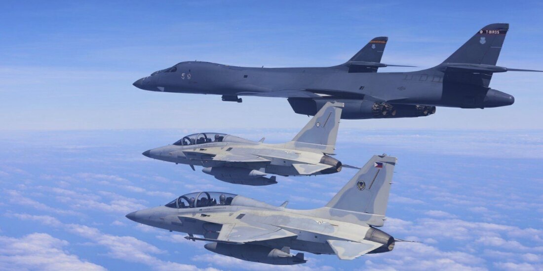Dos cazas FA-50 de la Fuerza Aérea Filipina vuelan con un bombardero B-1 de la Fuerza Aérea de EU sobre el Mar de China Meridional, el martes 4 de febrero.
