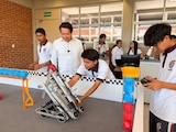 Mario Delgado, titular de la SEP, con estudiantes del CBTIS No. 305.