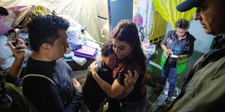 Clara Brugada abraza a una adulta mayor en su visita a Iztapalapa, ayer.