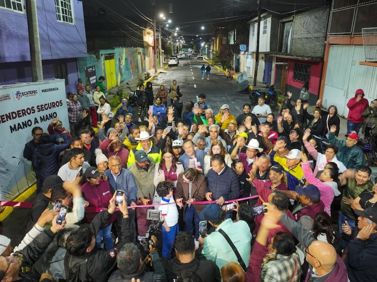 Vecinos de la calle José María Morelos y Pavón recorren la vialidad rehabilitada junto a la presidenta municipal.