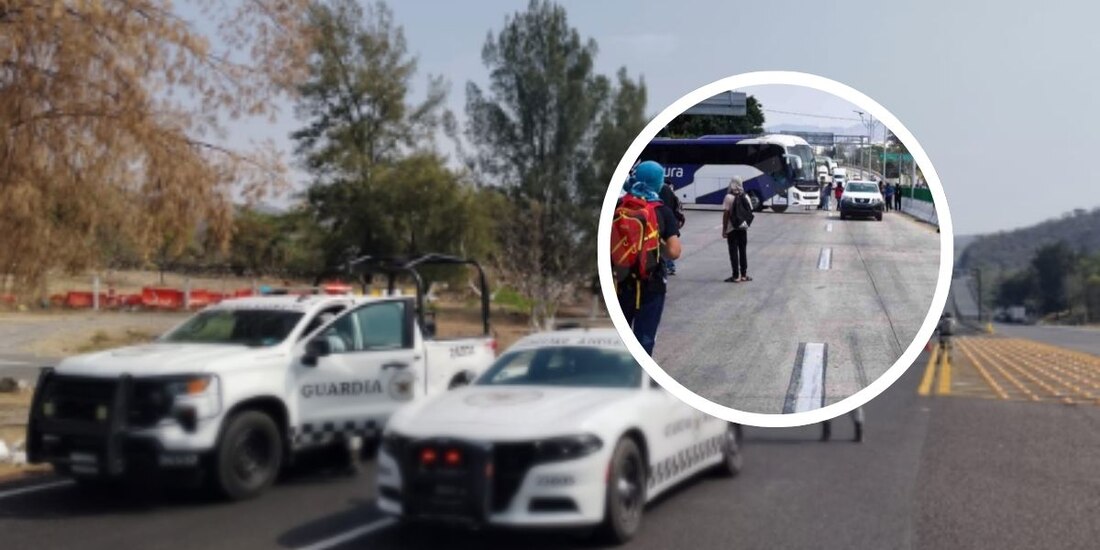 Normalistas bloquean Autopista del Sol.