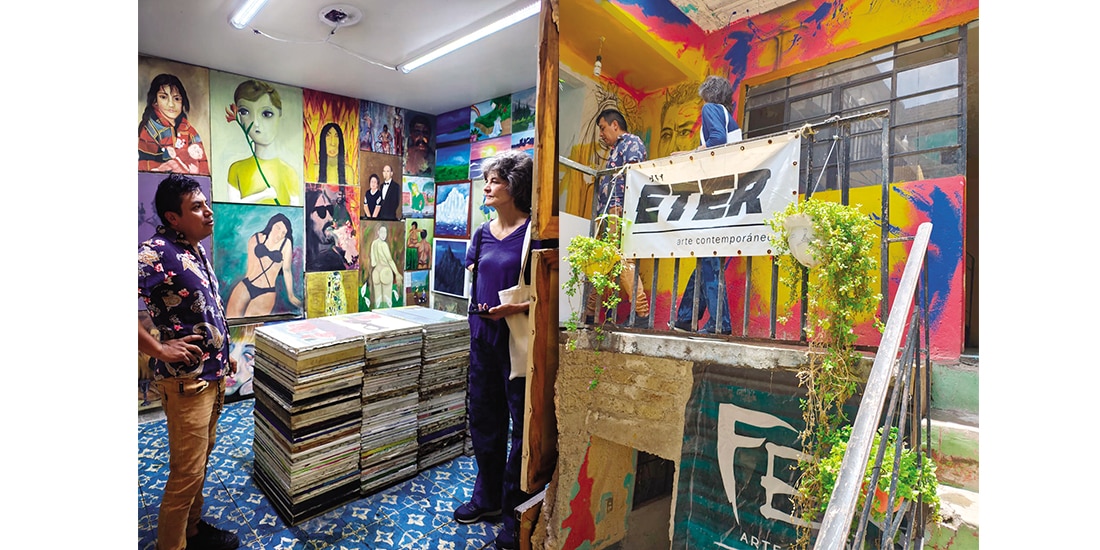 Imágenes del interior de la galería de arte Casa ÉTER.