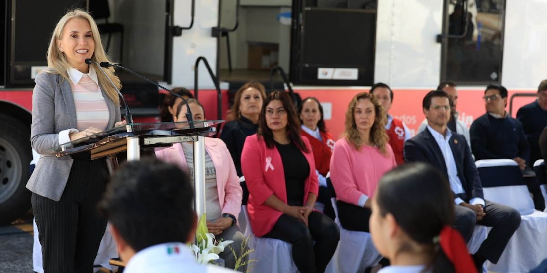 La alcaldesa Romina Contreras encabeza las acciones del Mes Rosa para fomentar la detección oportuna del cáncer de mama.