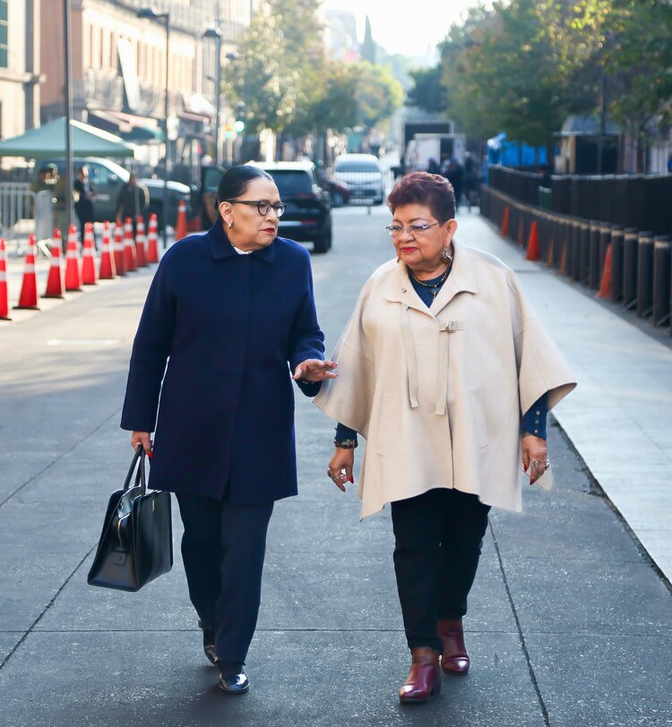 La secretaria de Gobernación, Rosa Icela Rodríguez, y la consejera Jurídica de la Presidencia, Ernestina Godoy