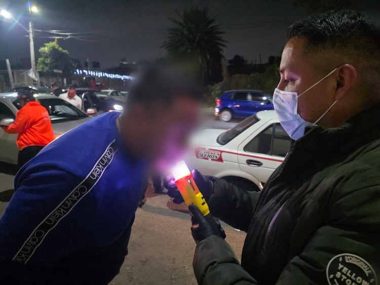 Ecatepec aplica pruebas de alcoholemia para prevenir accidentes de tránsito.