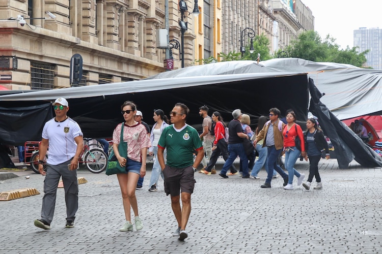 Integrantes de la CNTE continúan campamento en el Centro CDMX, aunque con menor presencia.