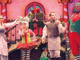 Actores, en una escena del musical navideño.