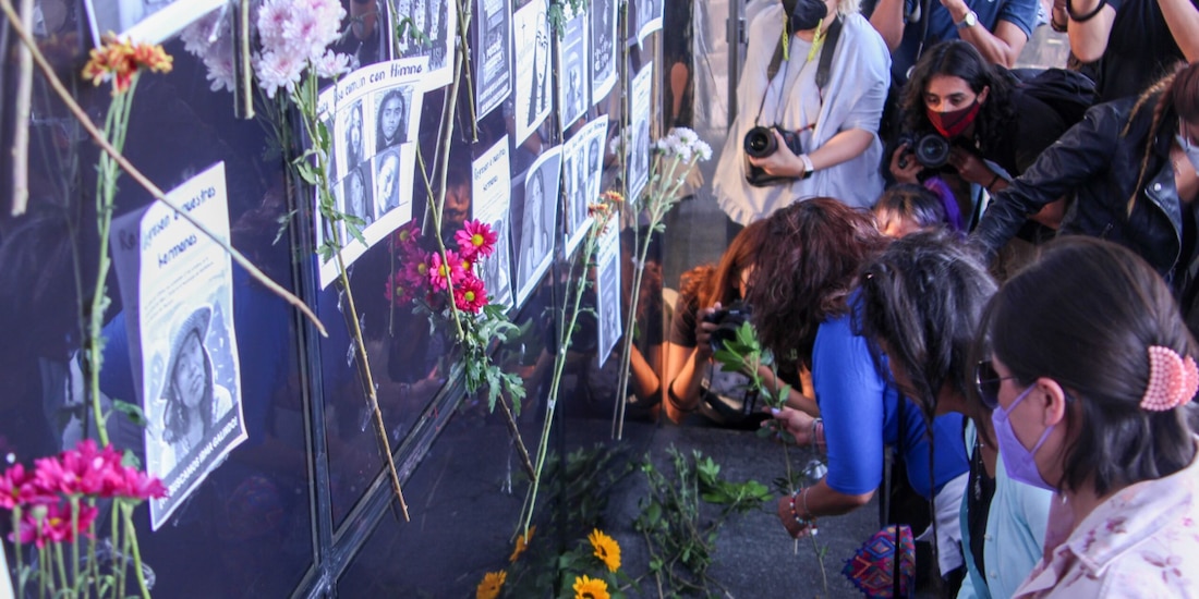 Mujeres colocan una ofrenda en memoria de víctimas de desaparición, en 2022.