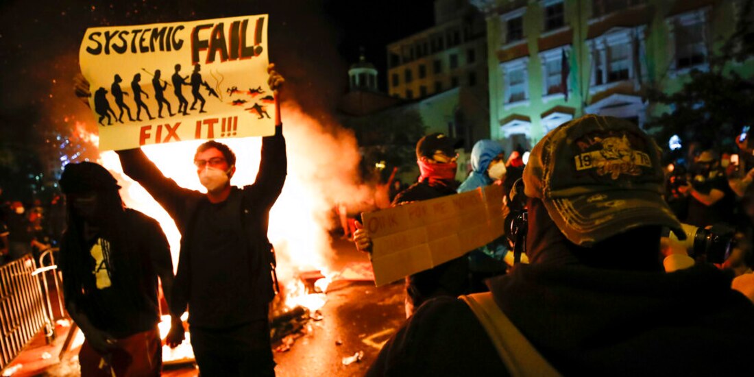 Hasta mil manifestantes se han concentrado en Lafayette Park, frente a la Casa Blanca.