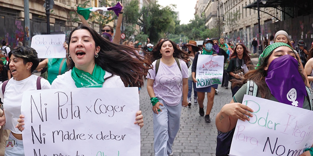 JÓVENES PROTESTAN contra la criminalización del aborto, ayer, en el Zócalo