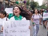 JÓVENES PROTESTAN contra la criminalización del aborto, ayer, en el Zócalo
