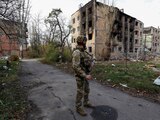 Un militar ucraniano junto a edificios residenciales muy dañados por los permanentes ataques militares rusos en la ciudad de Avdiivka, en primera línea del frente, en medio del ataque de Rusia a Ucrania, en la región de Donetsk, Ucrania 8 de noviembre de 2023.