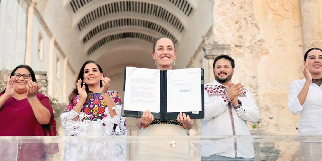 La Jefa del Ejecutivo, Claudia Sheinbaum, al firmar la Declaratoria de Turismo Comunitario, ayer, en QRoo.