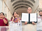 La Jefa del Ejecutivo, Claudia Sheinbaum, al firmar la Declaratoria de Turismo Comunitario, ayer, en QRoo.