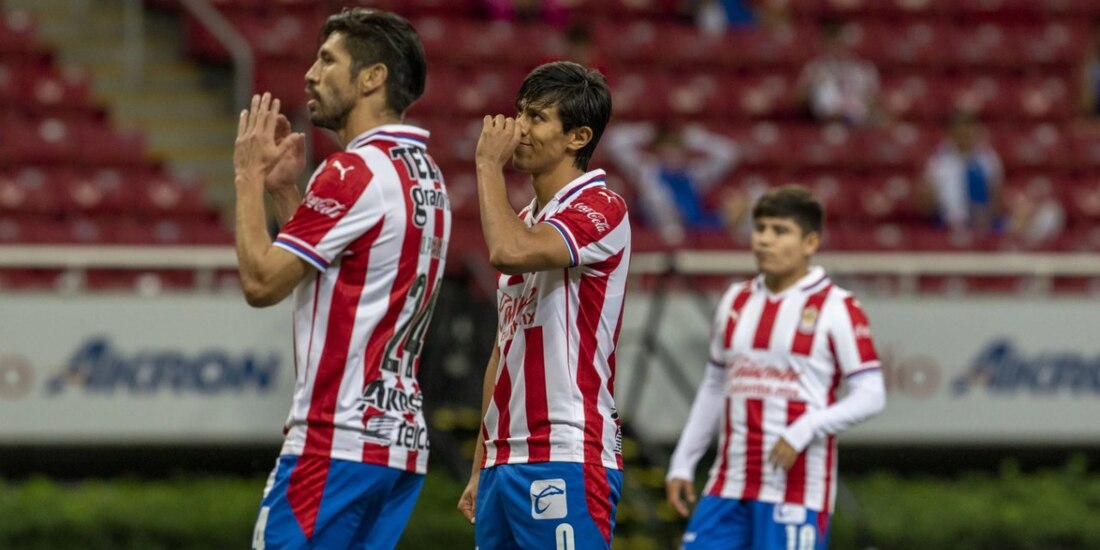 Oribe Peralta, José Juan Macías y Javier López al final de un partido de Chivas en la Liga MX.