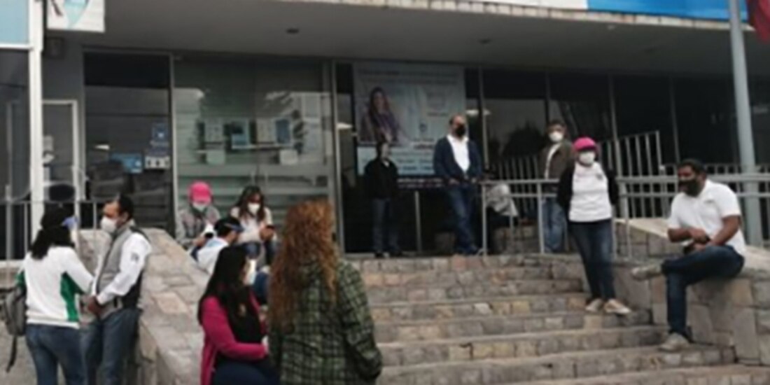 Telefonistas protestan frente a las instalaciones de Telmex en reclamo del cambio en jubilaciones.