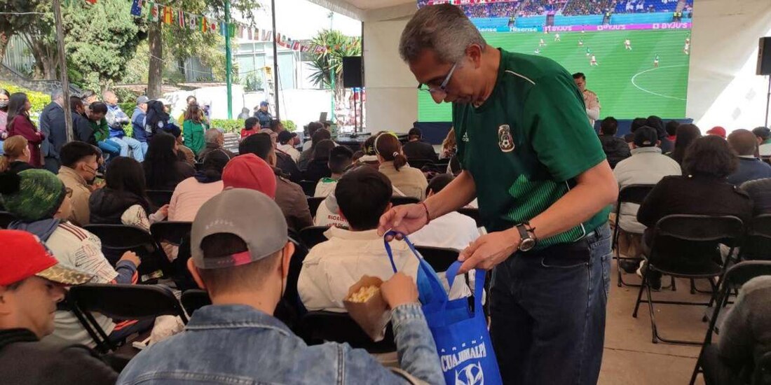 Acudieron más de 4 mil personas a ver y disfrutar los tres partidos en una pantalla gigante.