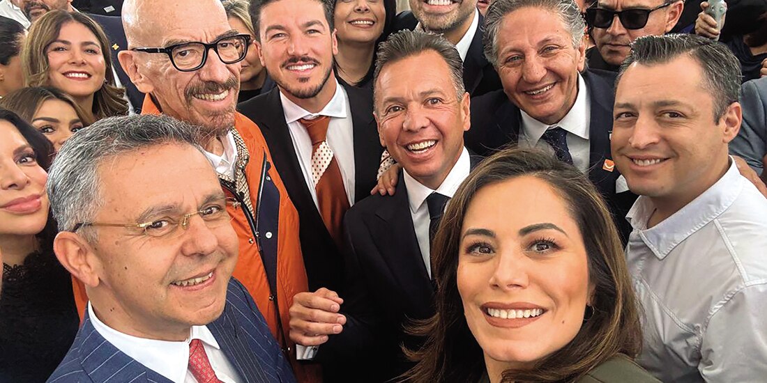 El mandatario estatal, al centro en segundo plano, arropado ayer por dirigentes políticos y de distintos niveles de gobierno.