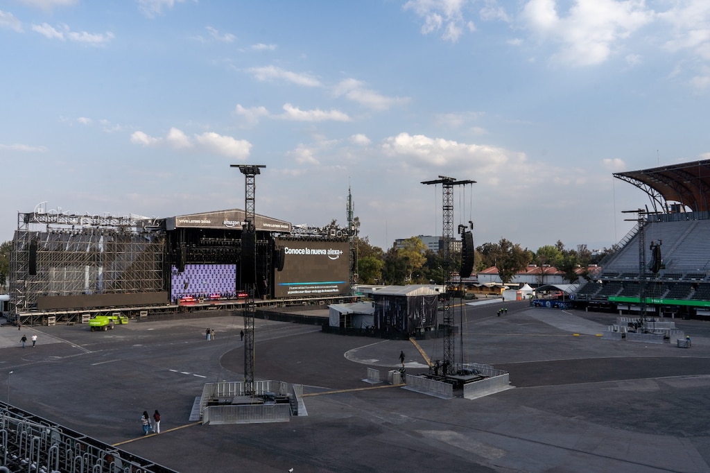 Así instalan escenarios del Vive Latino 2026, que tendrán alta tecnología.