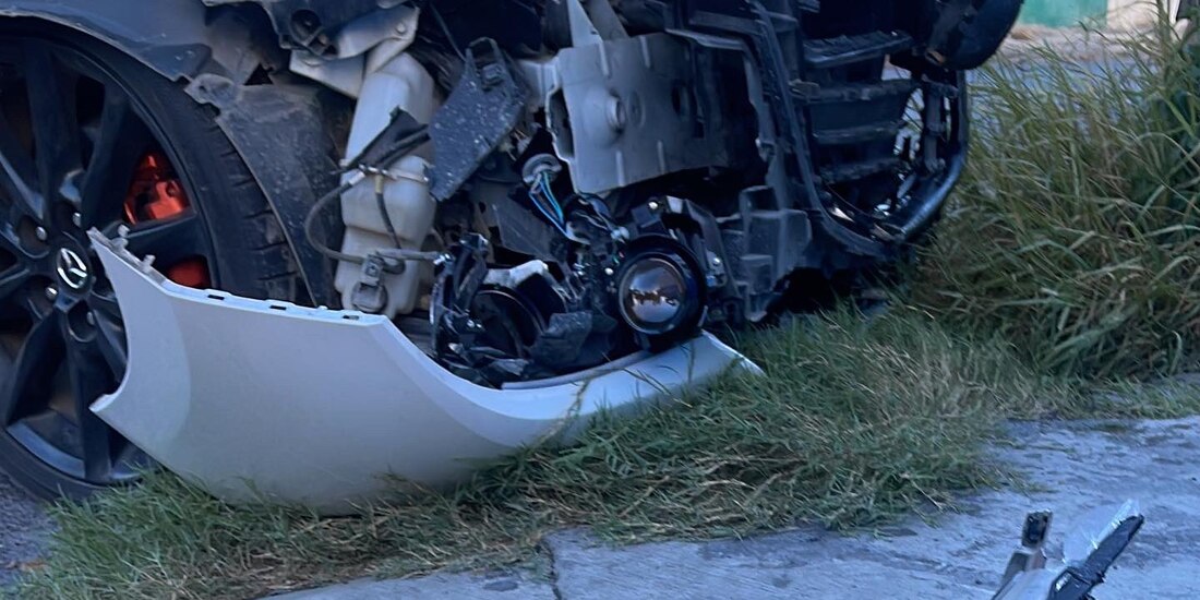 Así quedó el carro de Daniela Solís, futbolista del Monterrey, tras recibir el impacto de una camioneta.