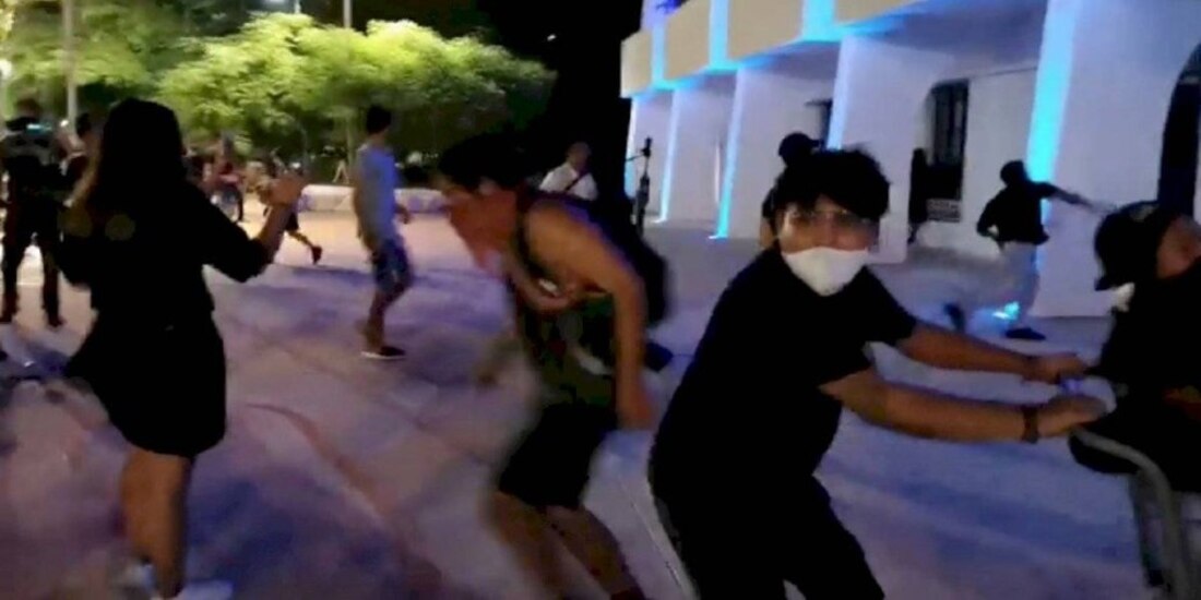 Policía de Cancún dispersa manifestación feminista con detonaciones al aire.