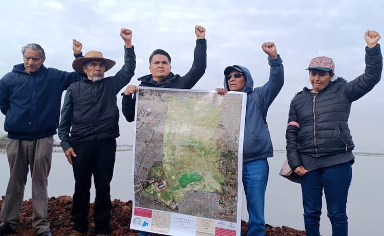 Integrantes del FPDT, ayer, en conferencia desde el Lago de Texcoco.
