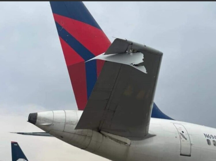 Daño al avión de Delta Airlines al impactarse con otro en abril del 2023.