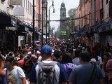 CIUDAD DE MÉXICO, 02JULIO2020.- Ante la entrada en Semáforo Epidemiológico color naranja, miles de personas se han vuelto a las calles del centro histórico para comprar o para abrir sus negocios que habían permanecido cerrados por la pandemia de Covid-19. En algunos locales las filas y la sana distancia se trata de respetar, sin embargo en algunas otras calles las aglomeraciones de comerciantes y peatones continúa en aumento. Nuestro país ha registrado, hasta el momento, más de 232 mil casos confirmados y 28, 510 defunciones, superando a España.
FOTO: GALO CAÑAS /CUARTOSCURO.COM