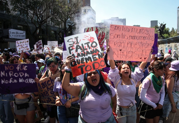 Miles de mujeres marchan por las calles de las avenidas principales con dirección al Zócalo en el marco del día de la mujer.