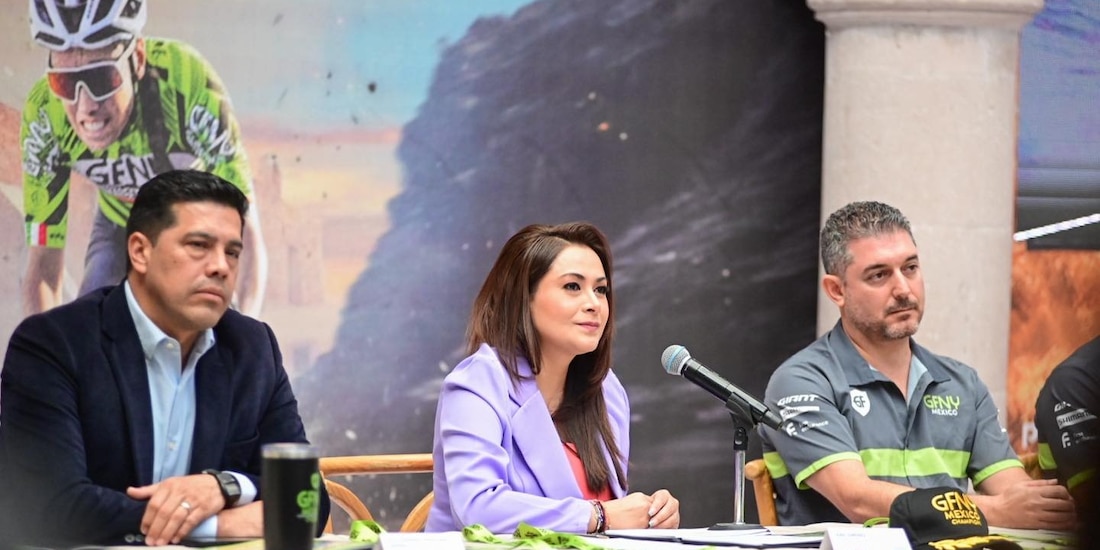 Al centro de la imagen la Gobernadora constitucional.