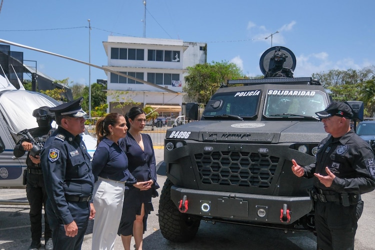 La gobernadora Mara Lezama y la presidenta municipal Estefanía Mercado en la entrega histórica de vehículos policiales y equipamiento para la seguridad.