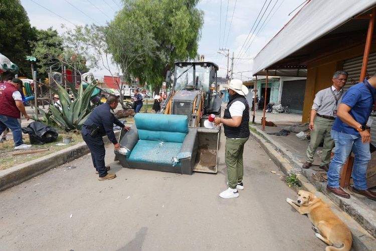 Autoridades de Ecatepec retiran objetos e invasiones que impedían el libre tránsito de peatones en la vía pública.