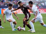 Orbelín Pineda conduce el balón ante la marca de Maximiliano Javier y Lucas Rene en el amistoso entre México y Uruguay.