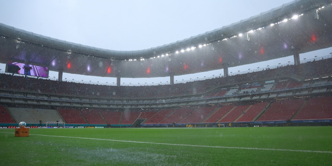 La lluvia impidió que comenzara a tiempo el juego entre Chivas y Xolos.