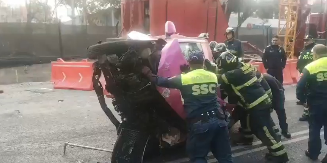 Vuelca taxi sobre avenida San Antonio Abad, en alcaldía Cuauhtémoc; reportan muerte del taxista.