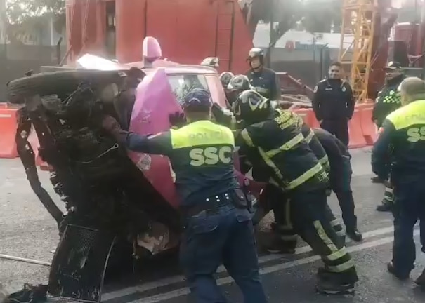 Vuelca taxi sobre avenida San Antonio Abad, en alcaldía Cuauhtémoc; reportan muerte del taxista.