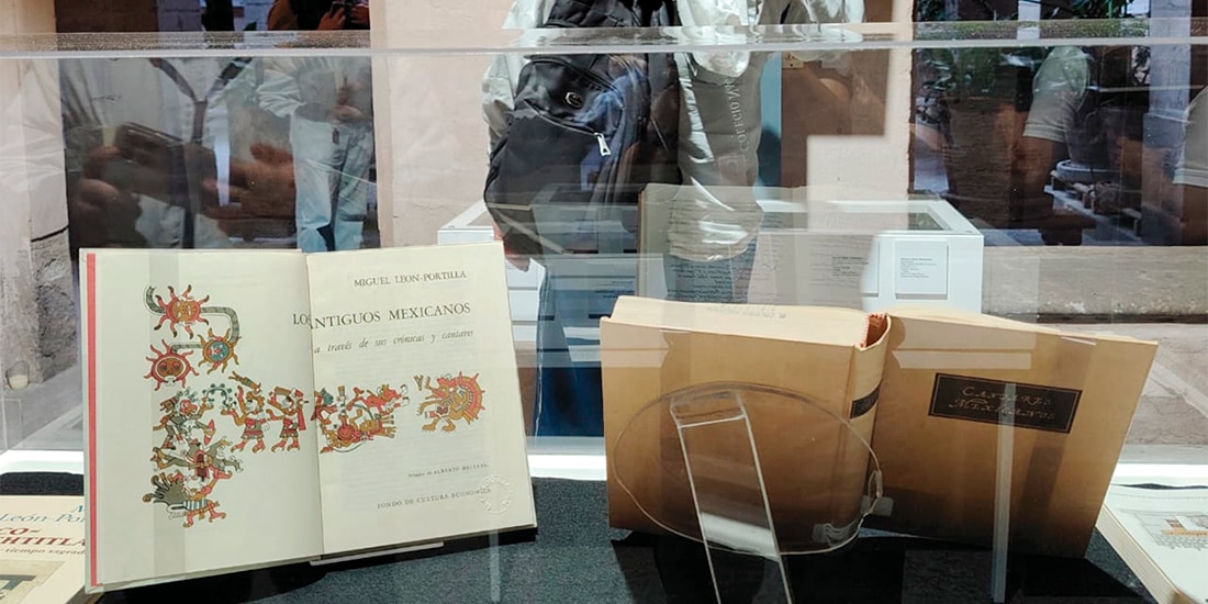 LIBROS que forman parte de la exposición dedicada al historiador, ayer.