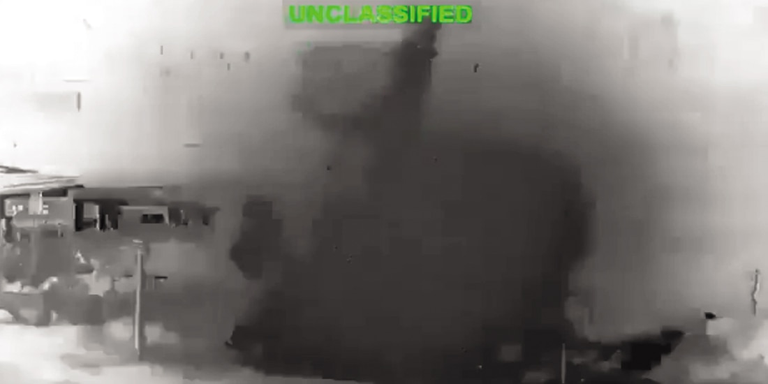 Momento del ataque a una torre de vigilancia en Irán ayer, difundido por el Centcom.