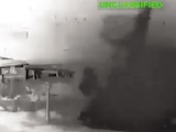 Momento del ataque a una torre de vigilancia en Irán ayer, difundido por el Centcom.
