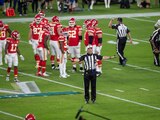 El árbitro Bill Vinovich anuncia una penalización durante el Super Bowl entre los San Francisco 49ers y los Kansas City Chiefs