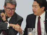 Ricardo Monreal, senador de Morena y Mario Delgado, presidente nacional de Morena, se saludan al inicio de la reunión plenaria del 31 de enero de 2023