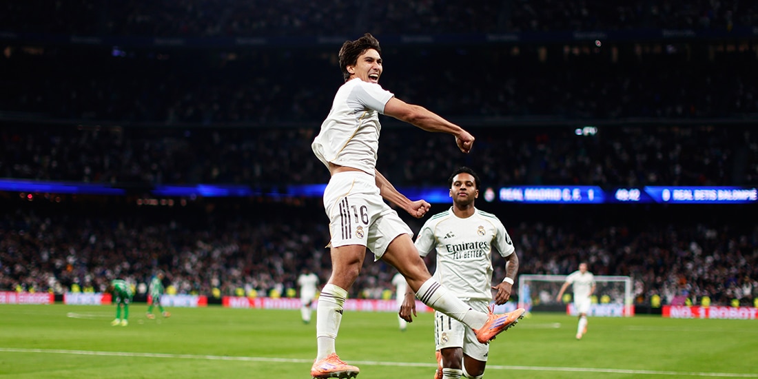 Gonzalo García festeja uno de sus tres goles contra el Real Betis, ayer.