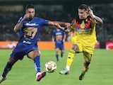 NATHAN Silva y Brian Rodríguez se disputan el balón